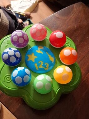 Colorful Pop-and-Learn Counting Toy - Green Base with Multi Colored Buttons